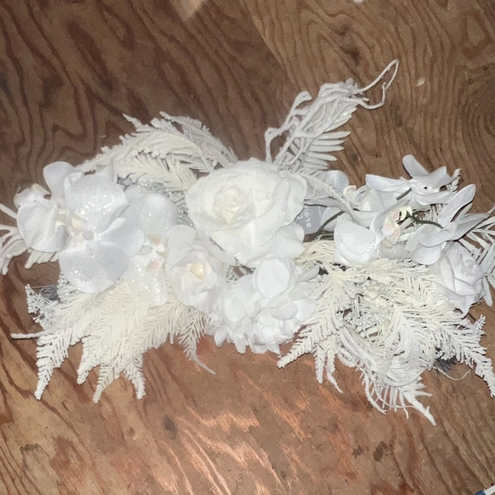 Christmas NEW white sparkly wreath curved